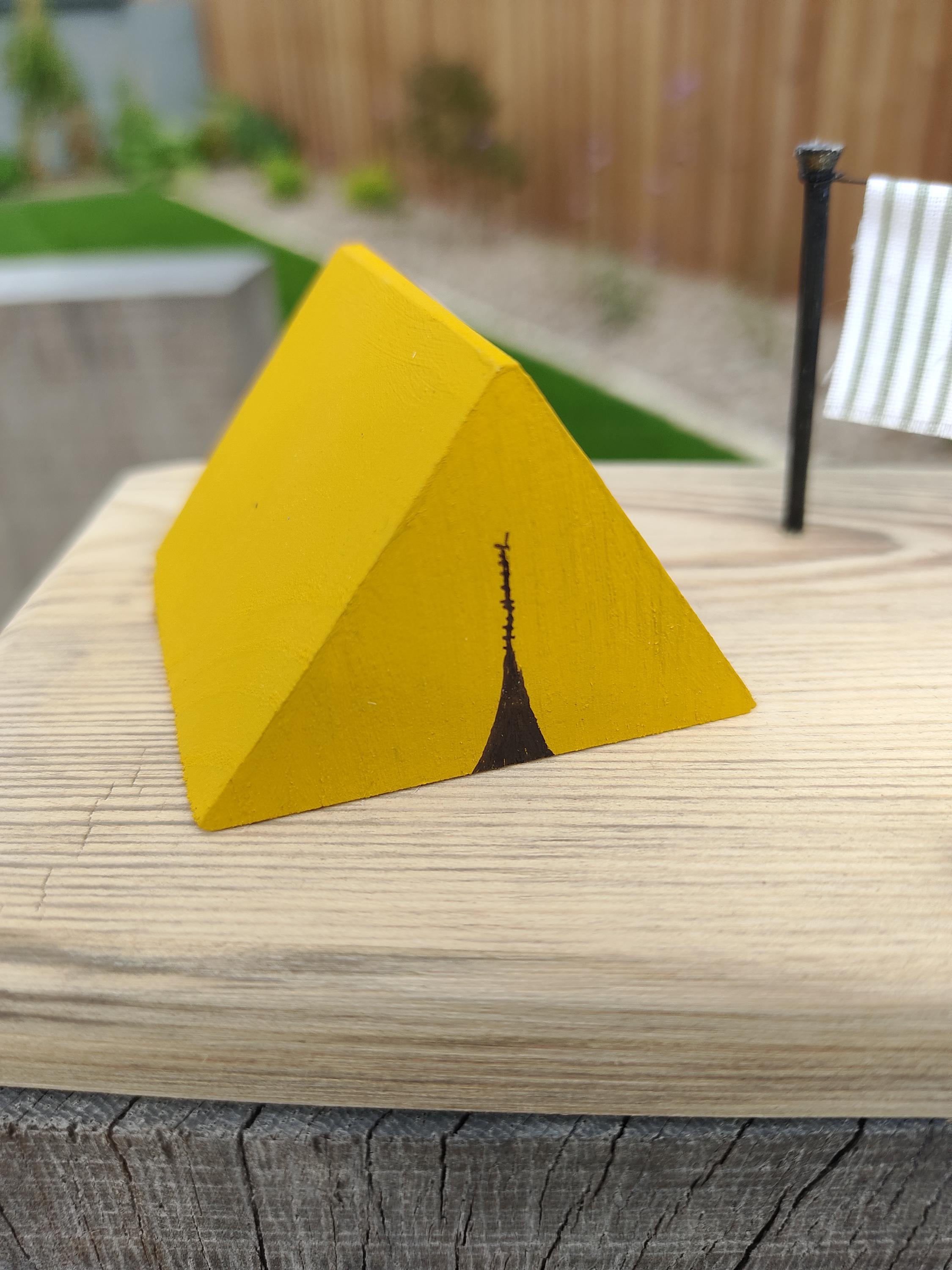 Scène de camping avec tente et jeu de pétanque
