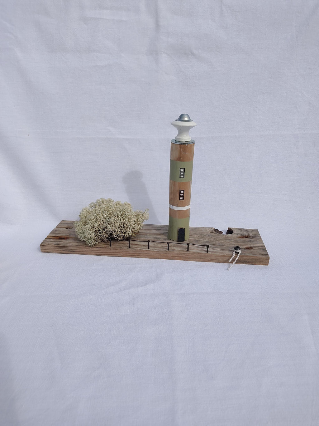 Phare en bois flotté couleur sauge