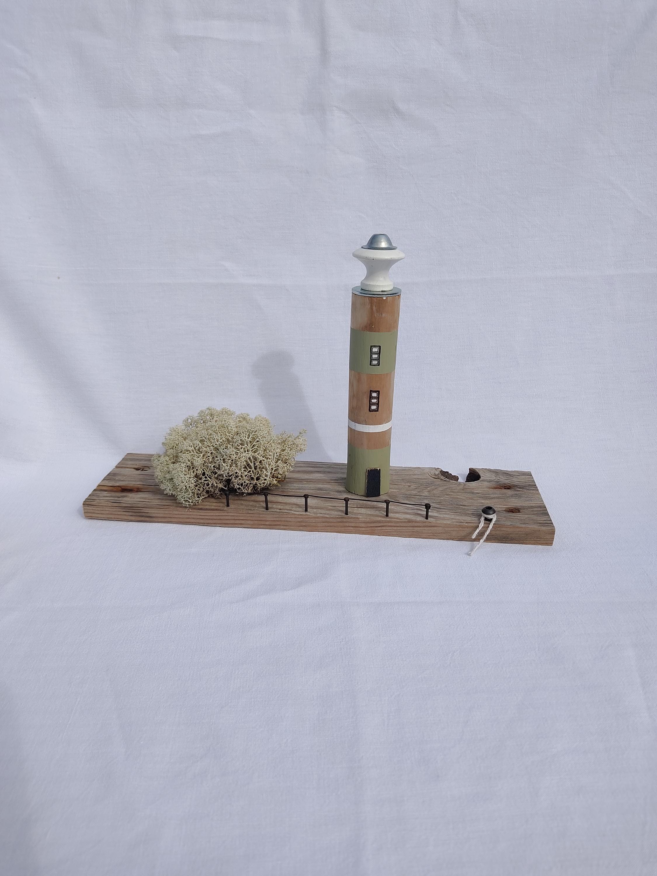 Phare en bois flotté couleur sauge