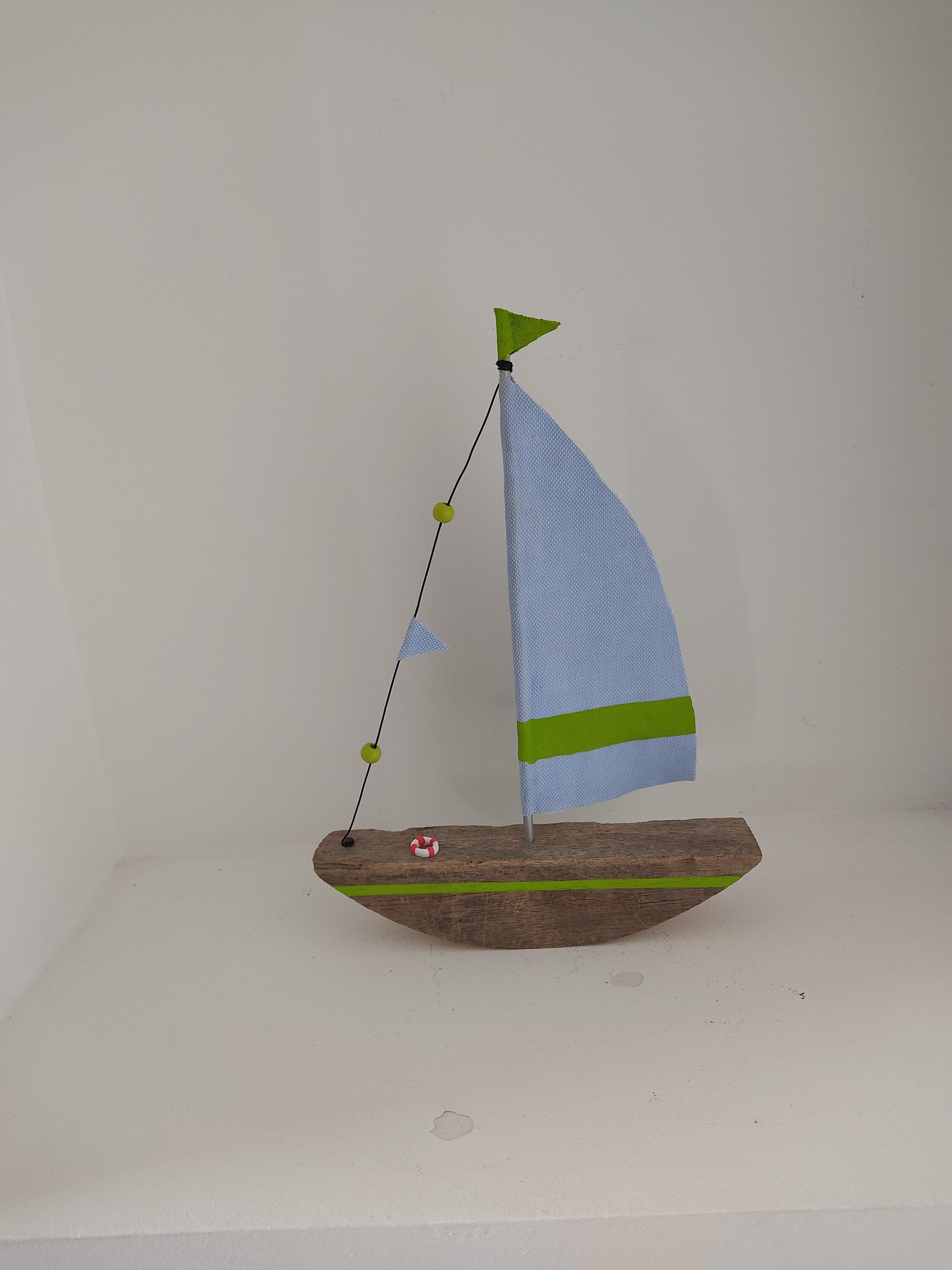 Voilier en bois flotté