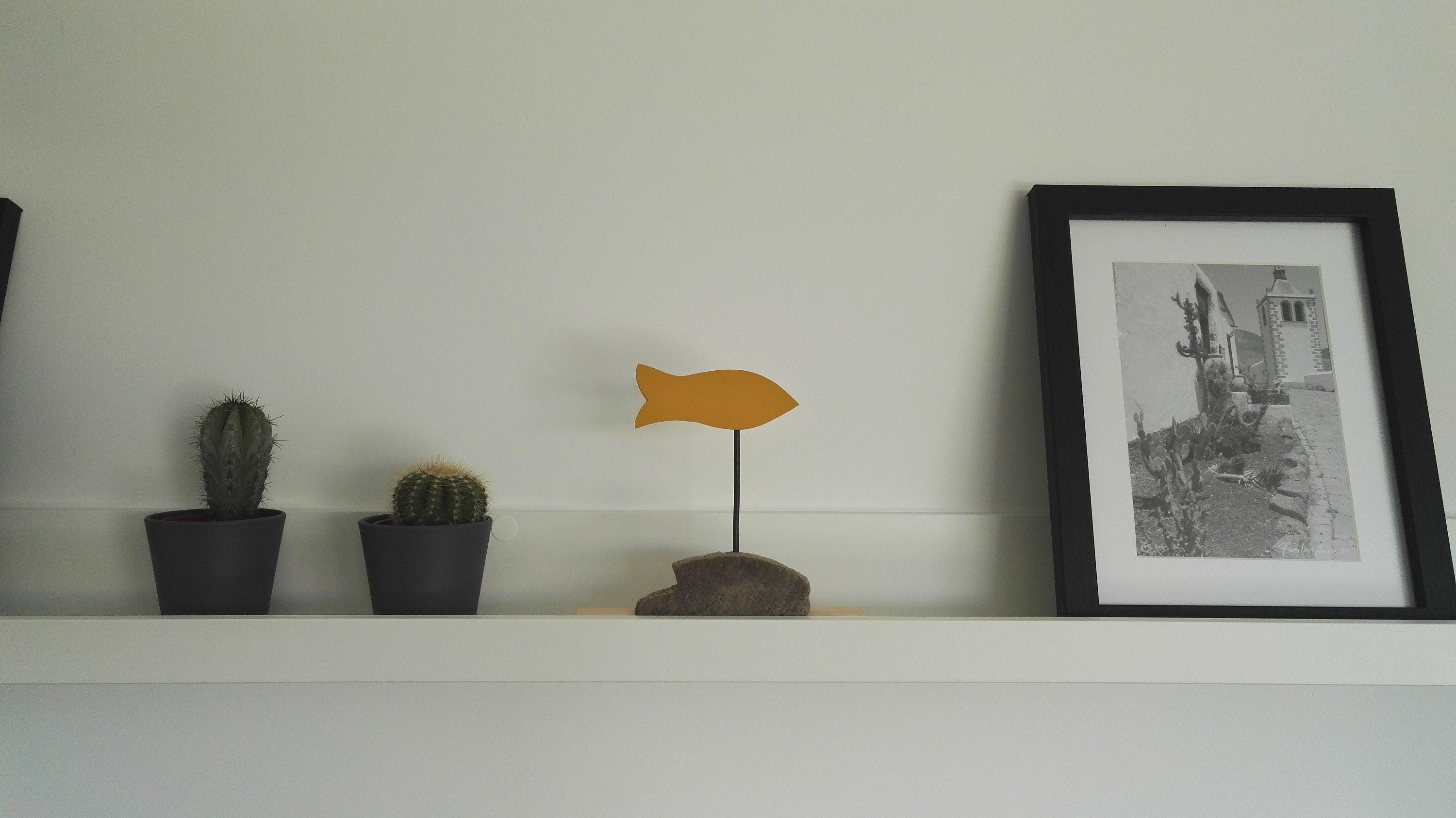 Poisson jaune sur socle en bois flotté