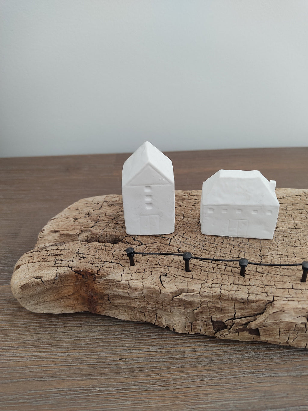 Phare et petit port en bois flotté