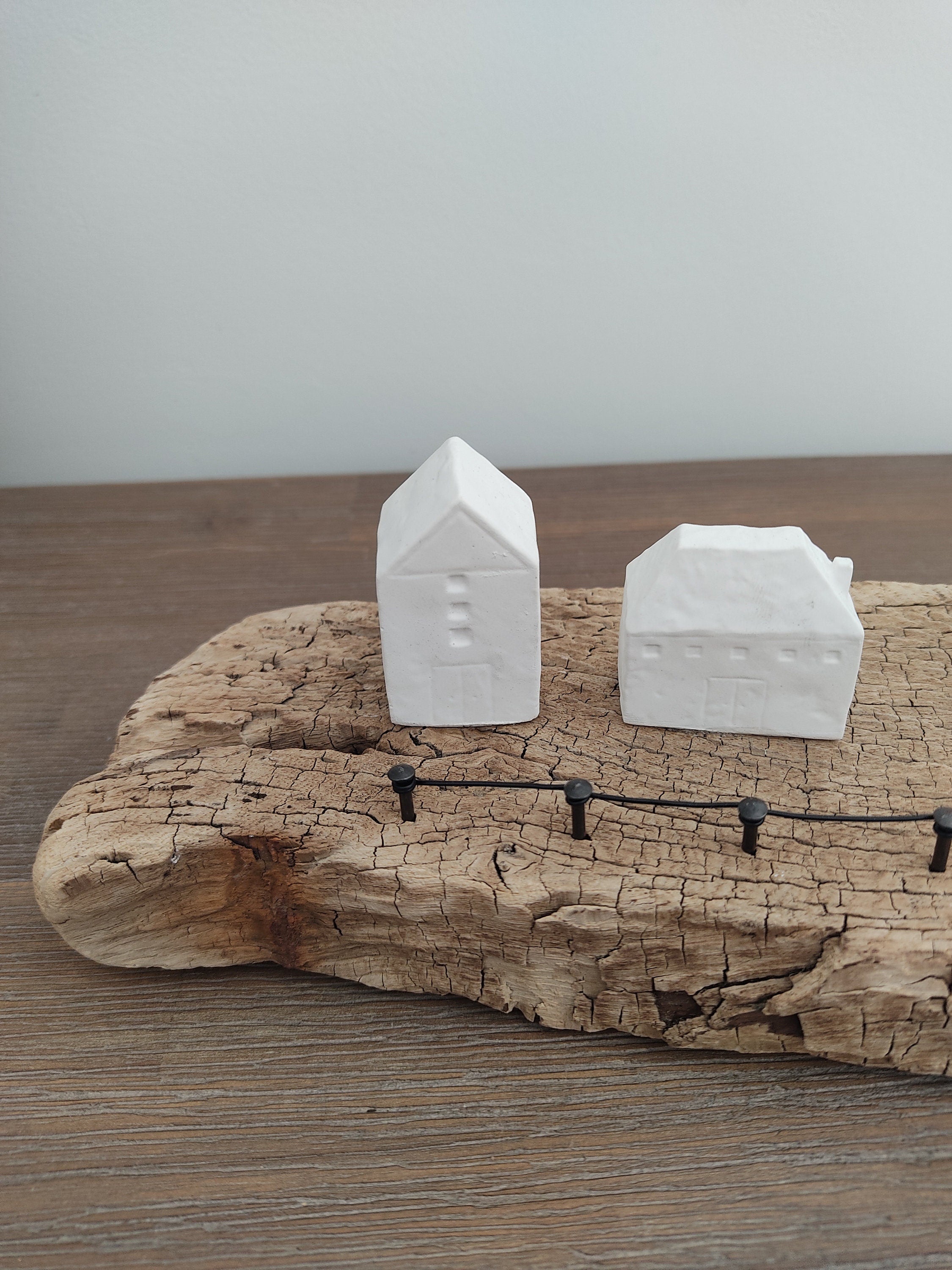 Phare et petit port en bois flotté