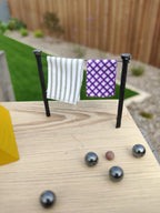 Scène de camping avec tente et jeu de pétanque