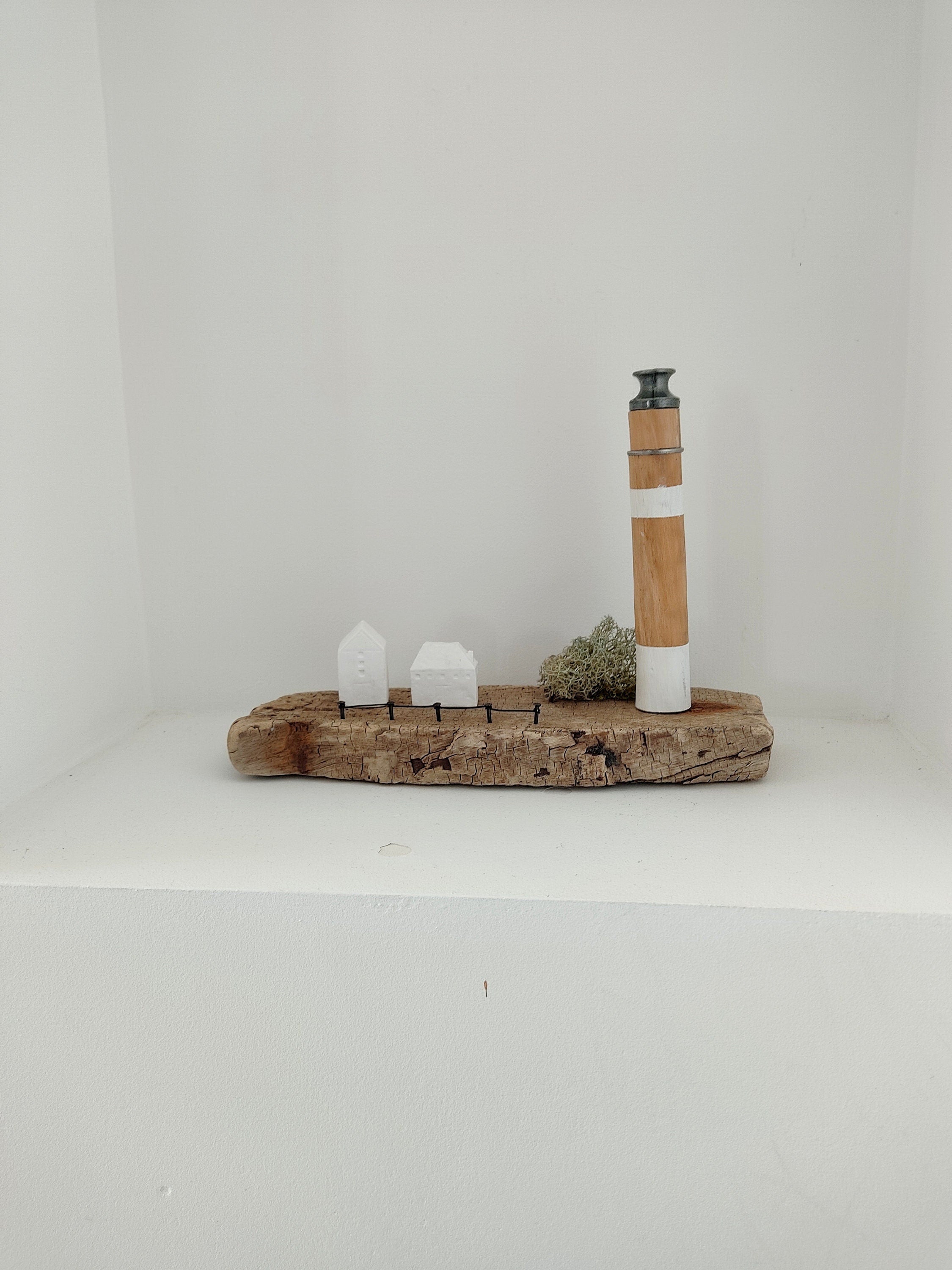 Phare et petit port en bois flotté