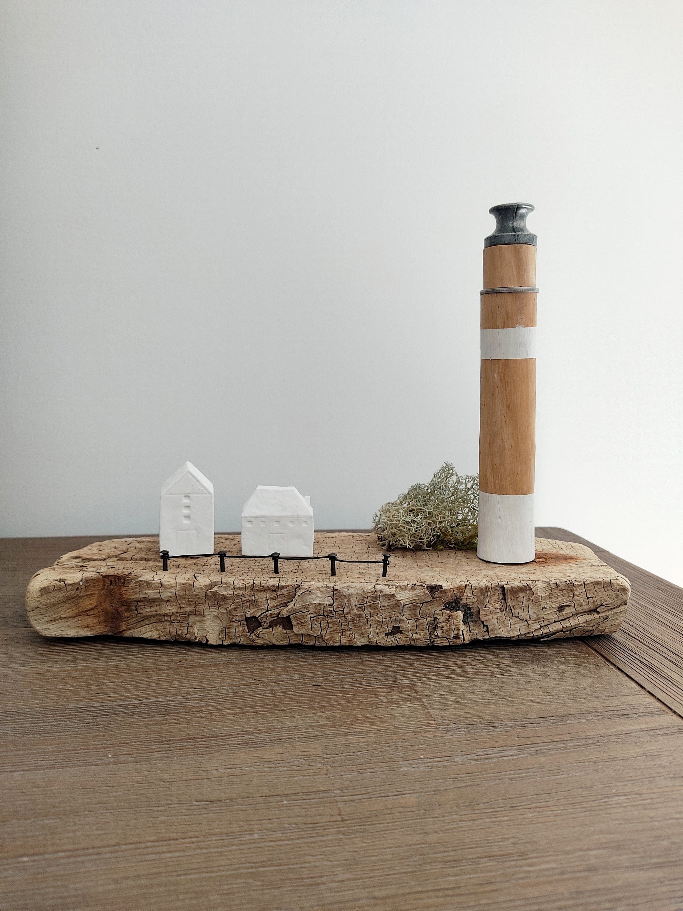 Phare et petit port en bois flotté