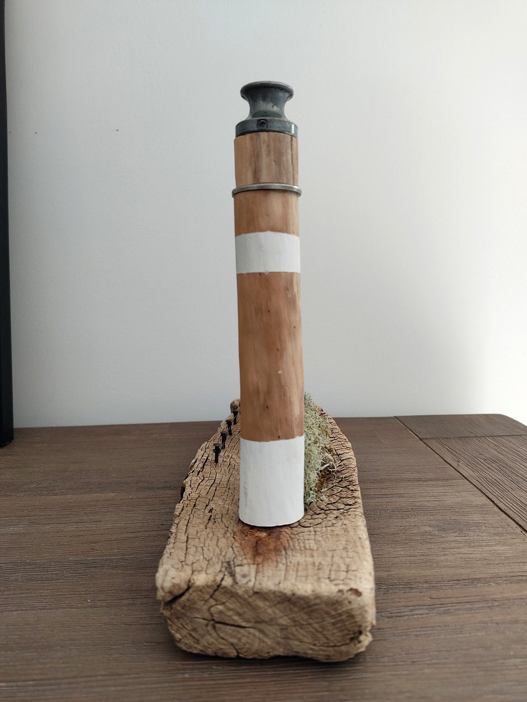 Phare et petit port en bois flotté