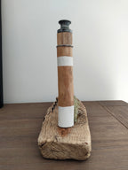 Phare et petit port en bois flotté