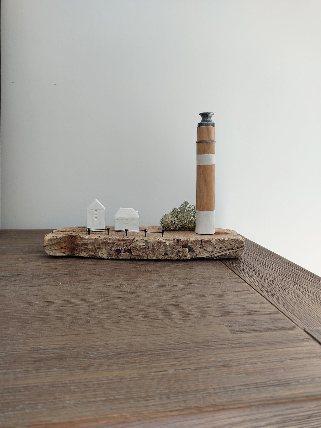 Phare et petit port en bois flotté