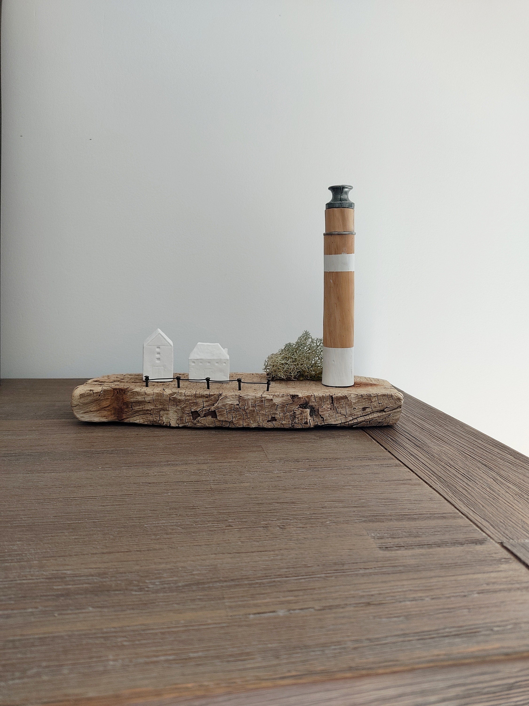 Phare et petit port en bois flotté