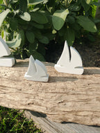 3 Voiliers blancs sur socle en  bois flotté