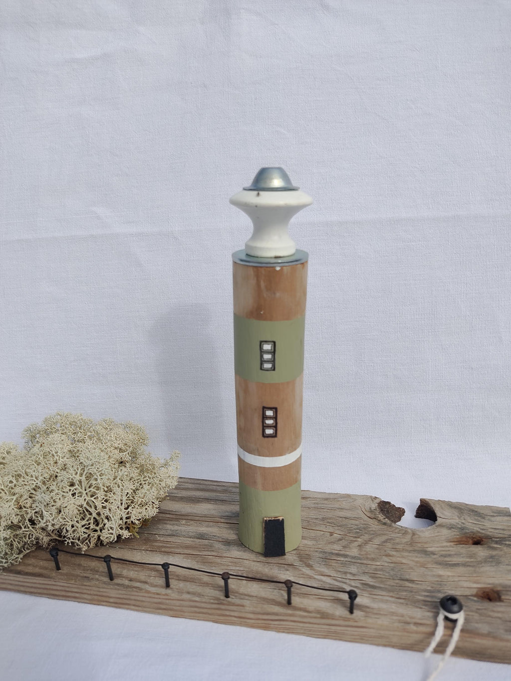 Phare en bois flotté couleur sauge