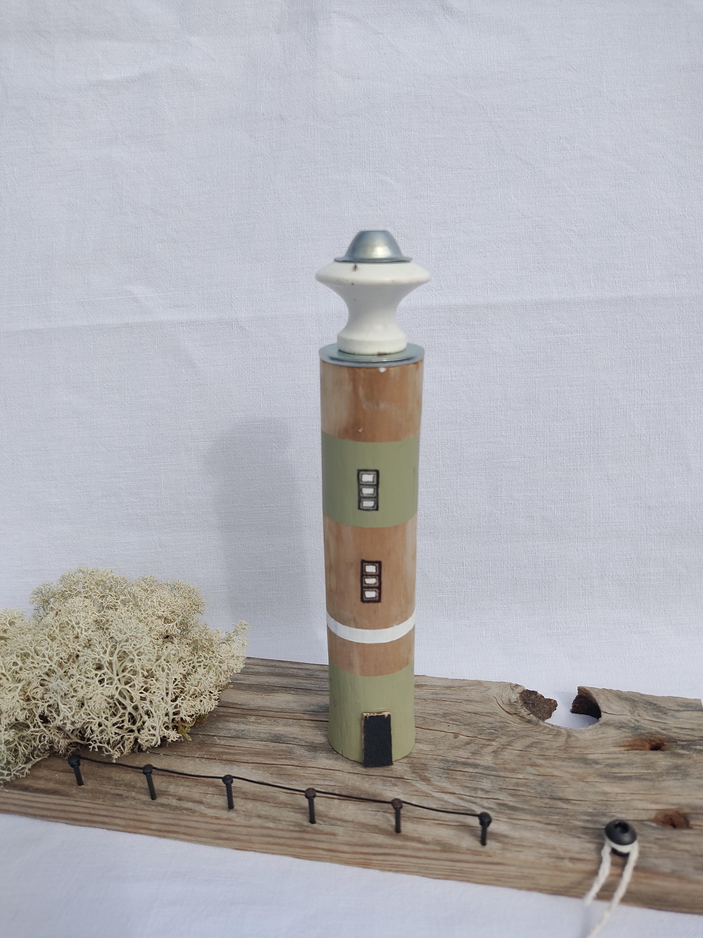 Phare en bois flotté couleur sauge
