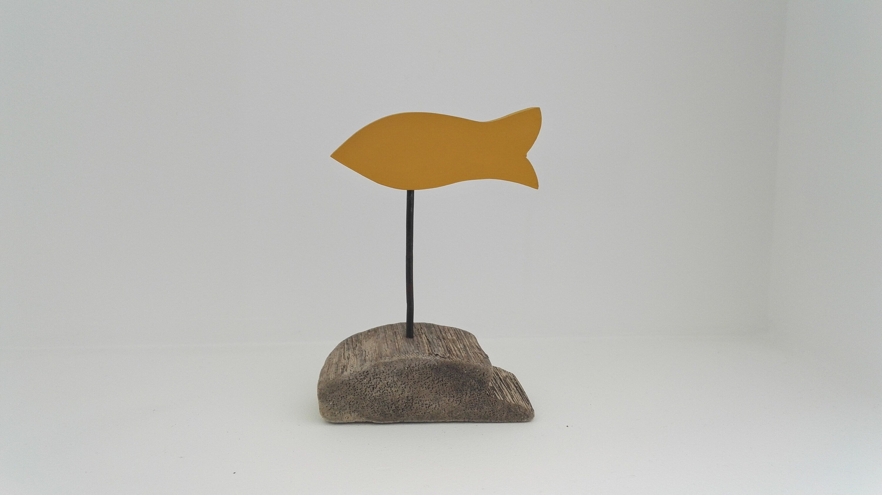 Poisson jaune sur socle en bois flotté