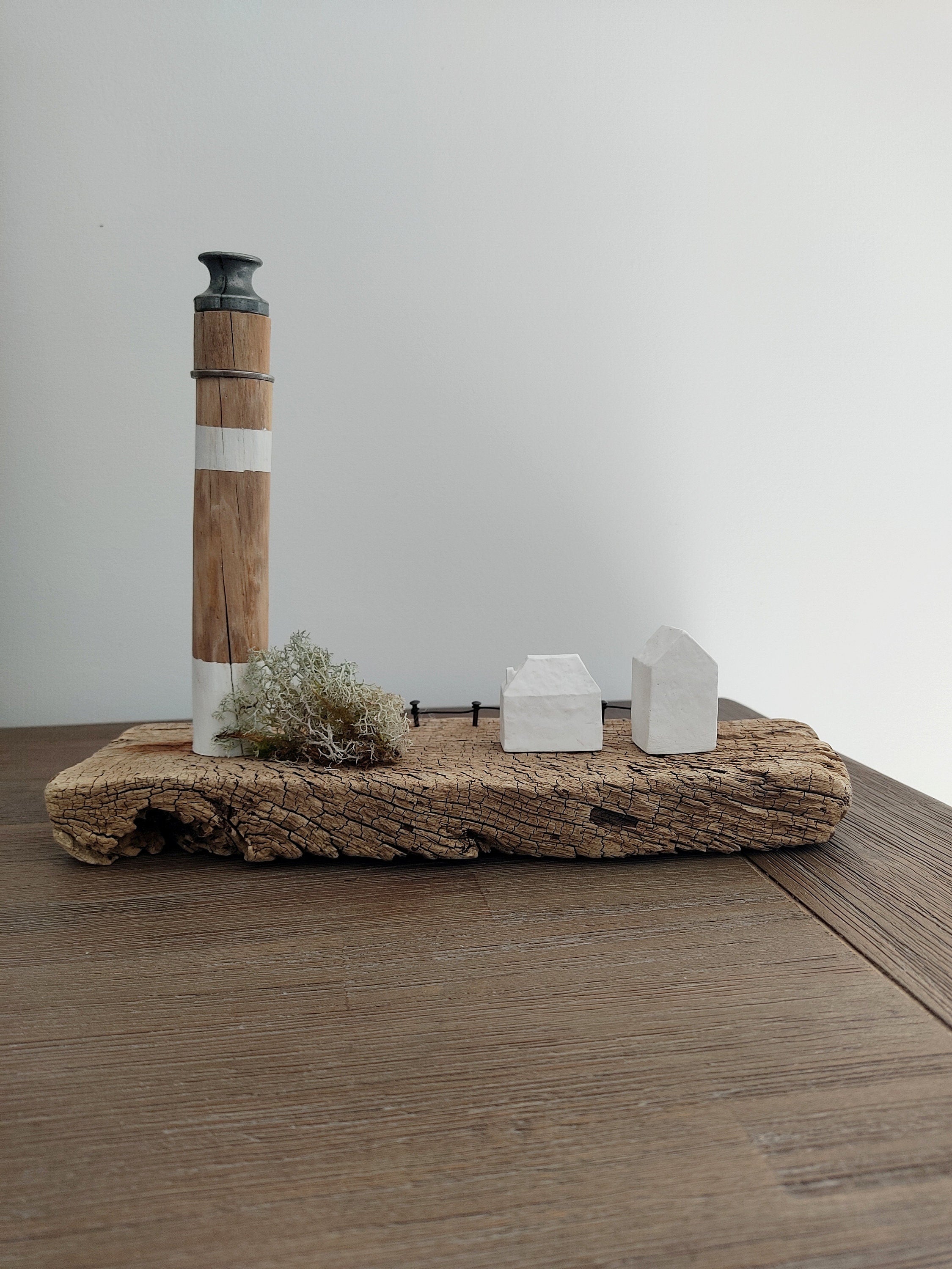 Phare et petit port en bois flotté