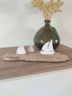 3 Voiliers blancs sur socle en  bois flotté