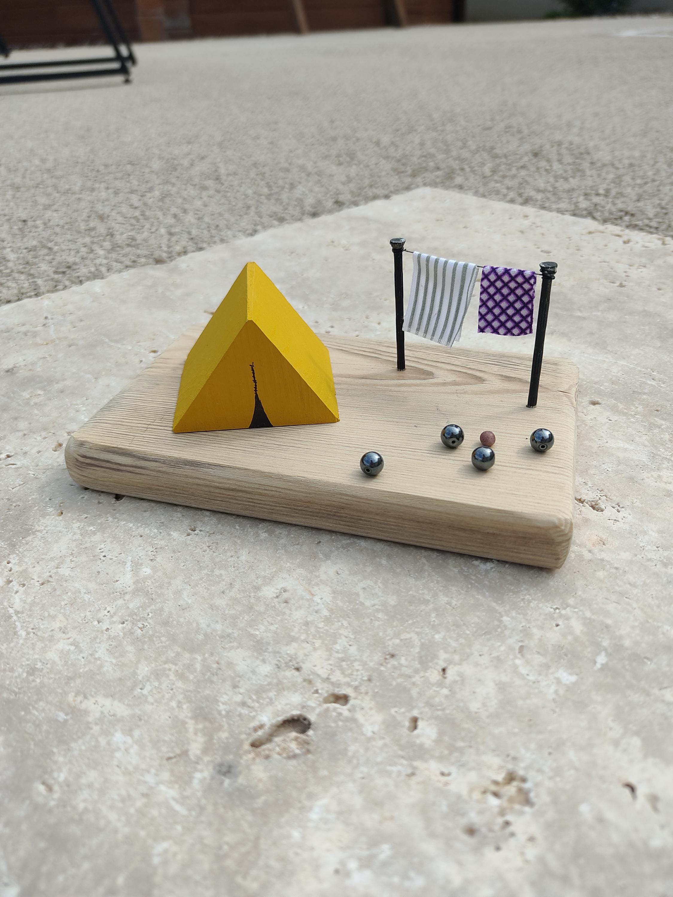 Scène de camping avec tente et jeu de pétanque