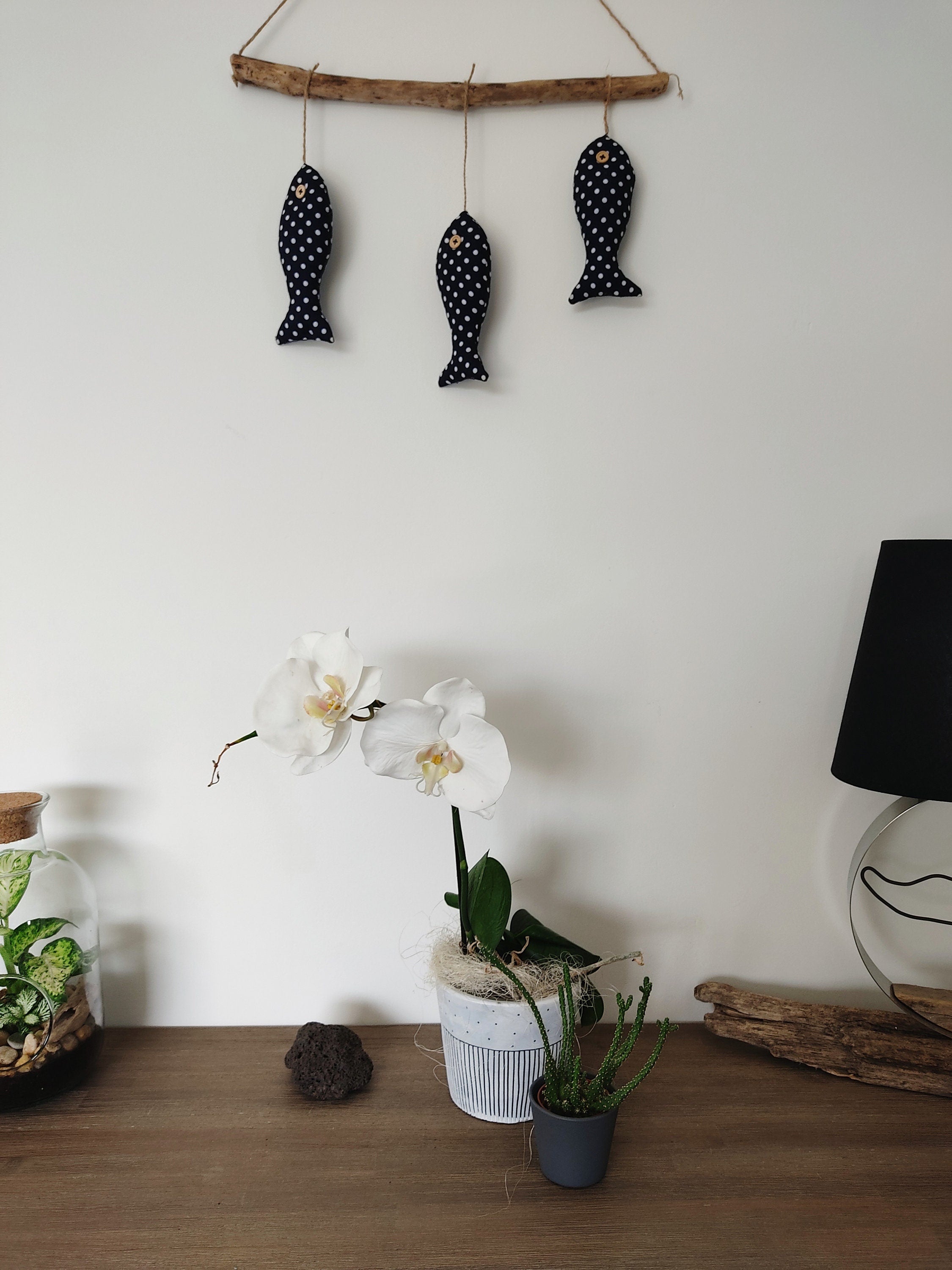Suspension bois flotté et poissons en tissu rayé
