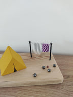 Scène de camping avec tente et jeu de pétanque
