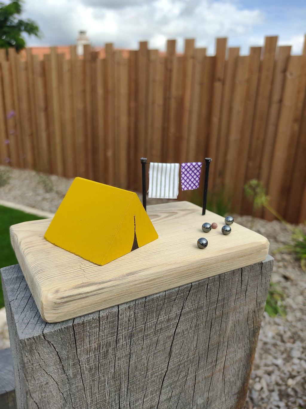Scène de camping avec tente et jeu de pétanque