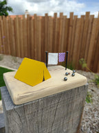 Scène de camping avec tente et jeu de pétanque