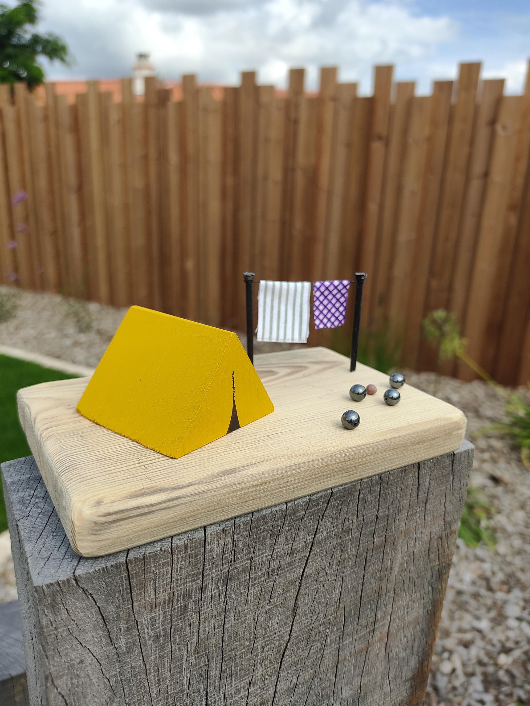 Scène de camping avec tente et jeu de pétanque