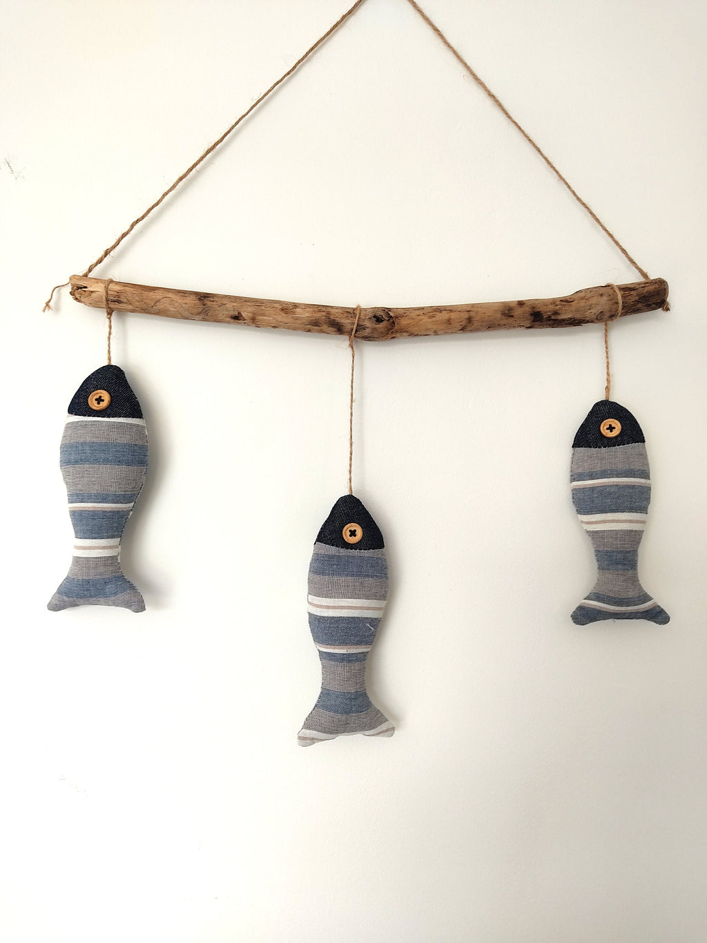 Suspension bois flotté et poissons en tissu rayé