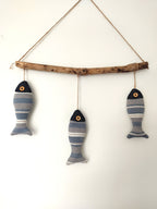 Suspension bois flotté et poissons en tissu rayé
