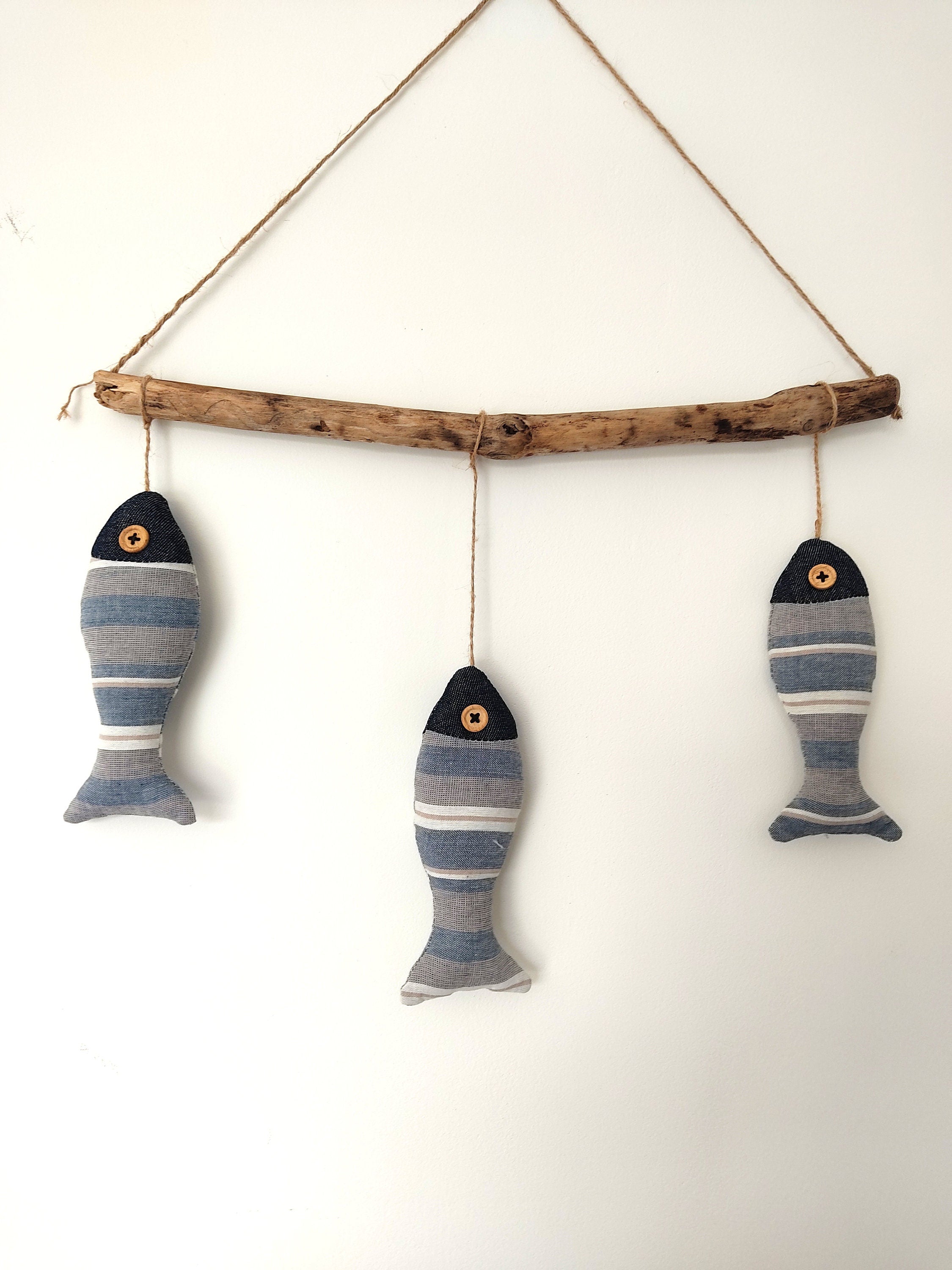 Suspension bois flotté et poissons en tissu rayé