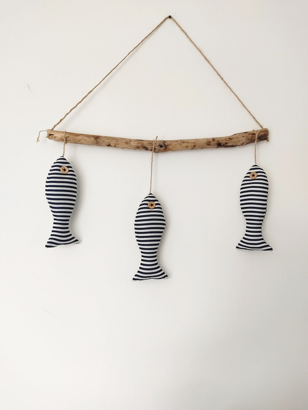 Suspension bois flotté et poissons en tissu rayé