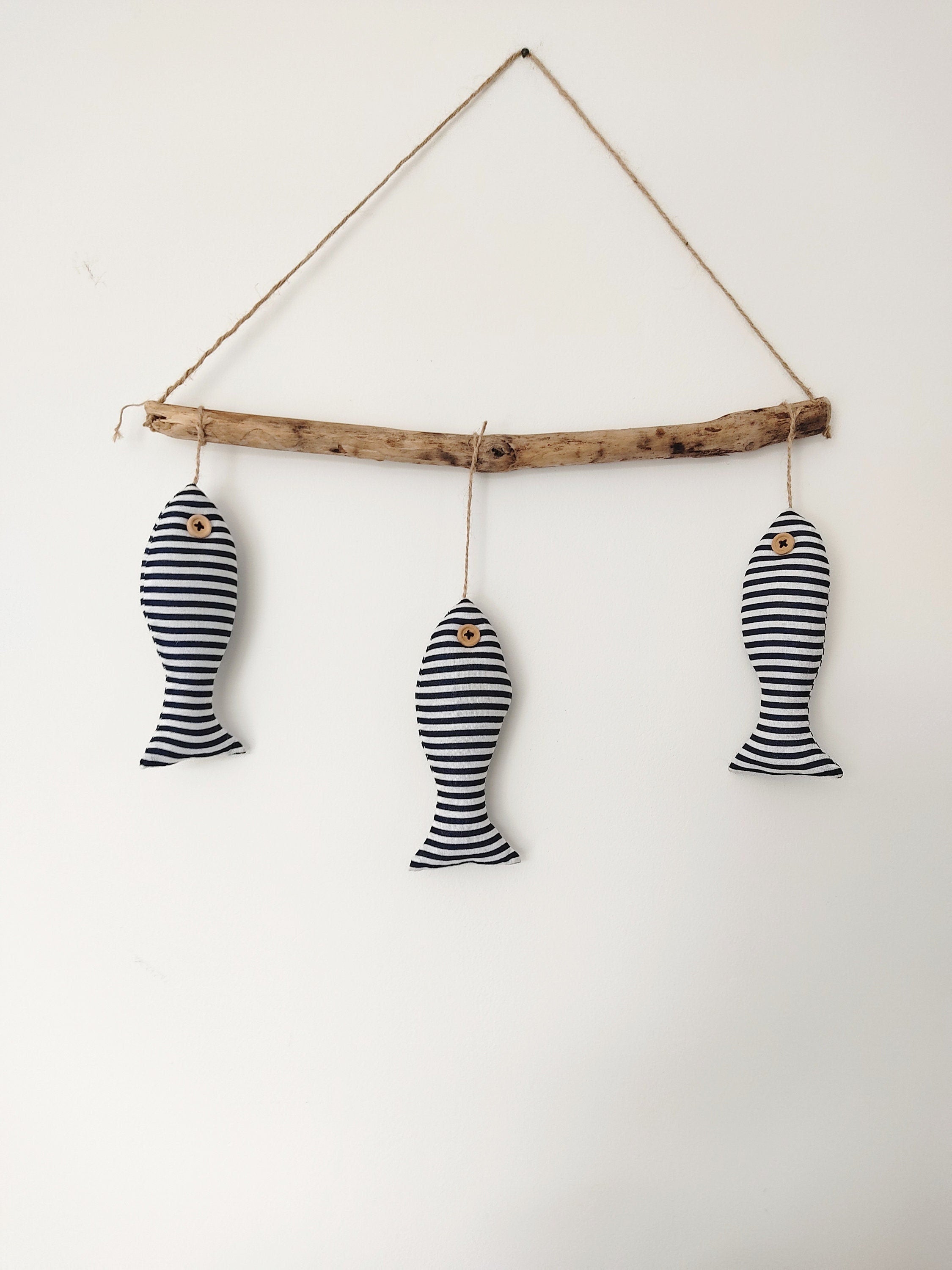 Suspension bois flotté et poissons en tissu rayé