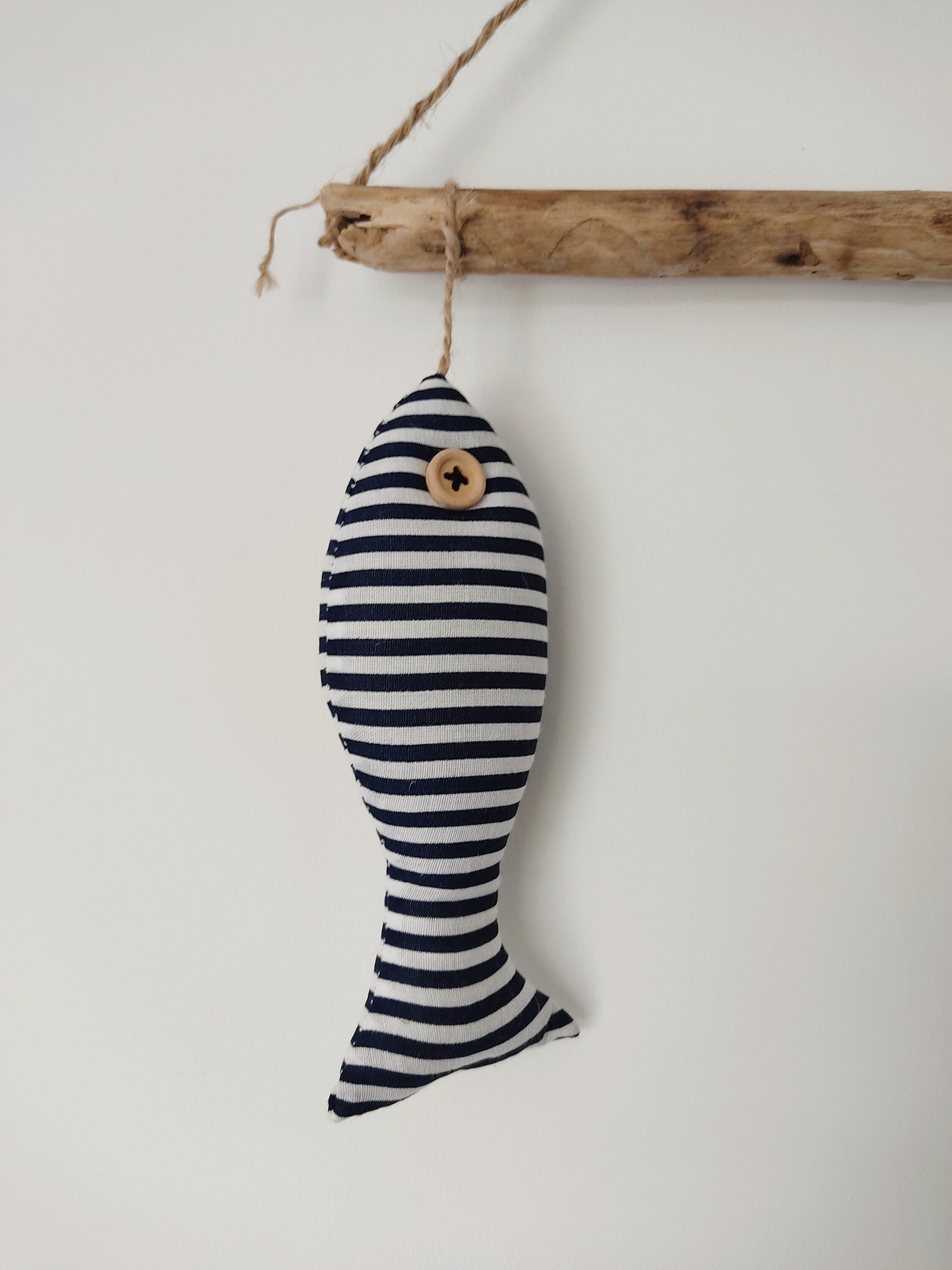 Suspension bois flotté et poissons en tissu rayé