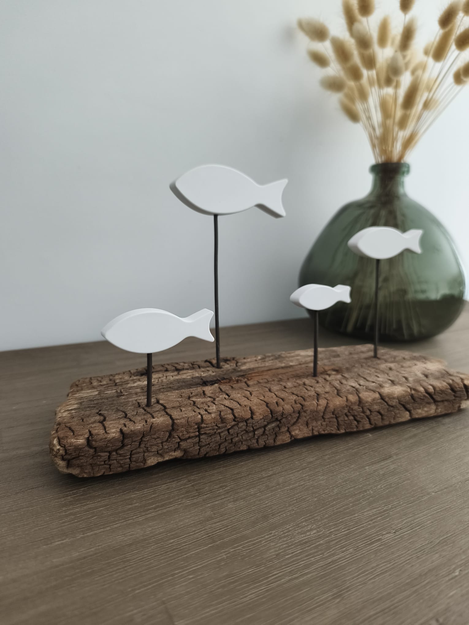Banc de Poissons Blancs sur Bois Flotté