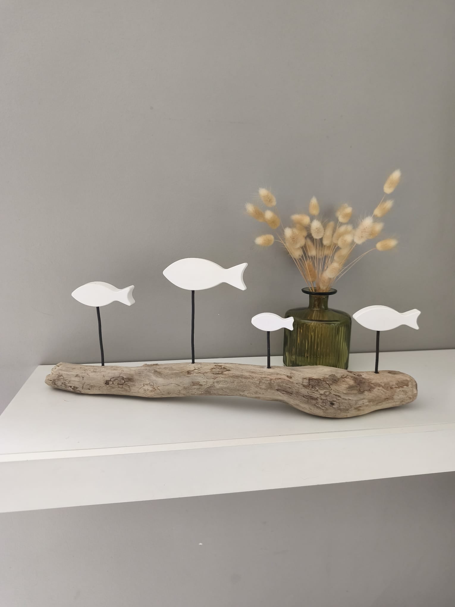 Banc de Poissons Blancs sur Bois Flotté