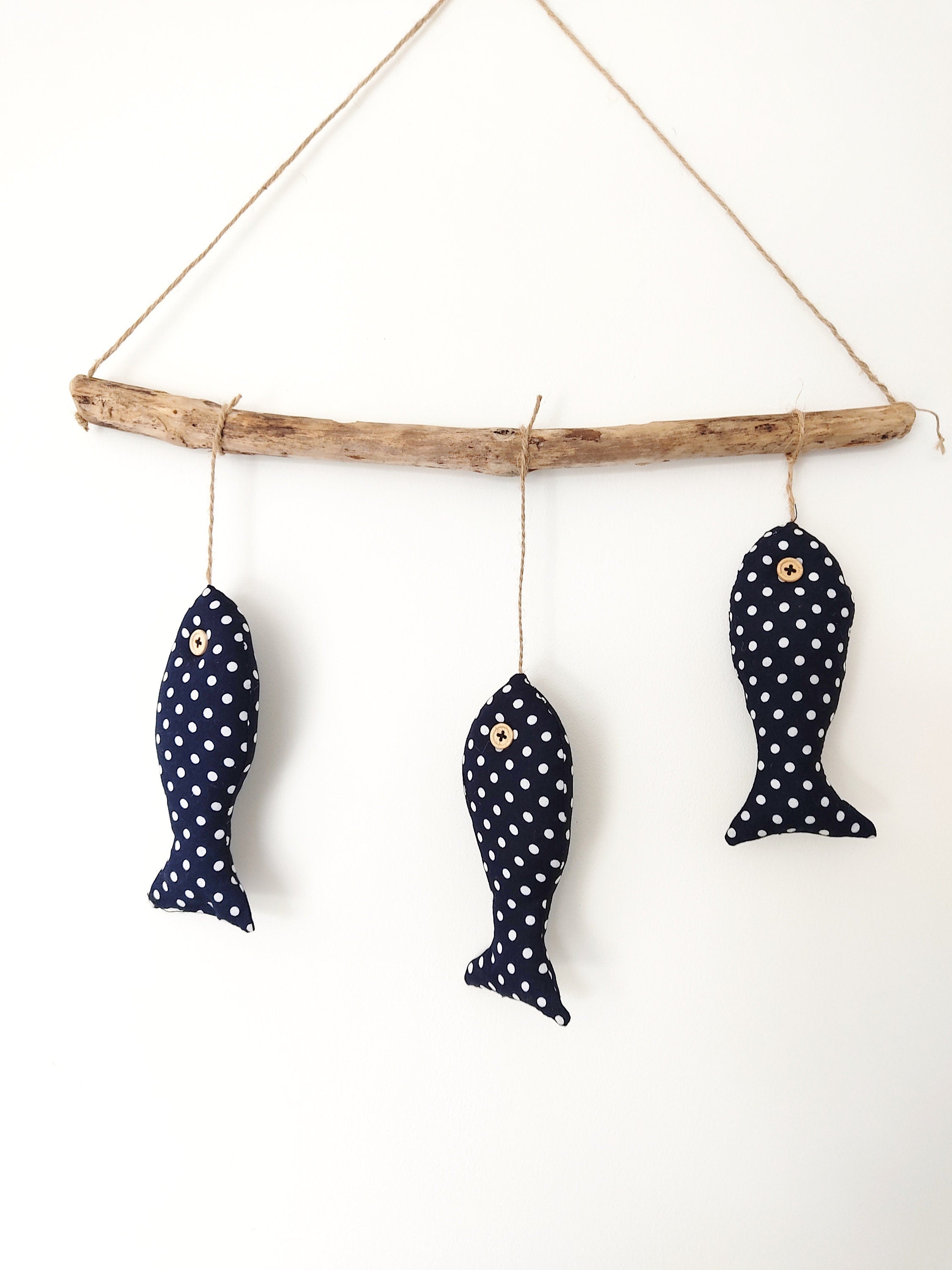 Suspension bois flotté et poissons en tissu rayé