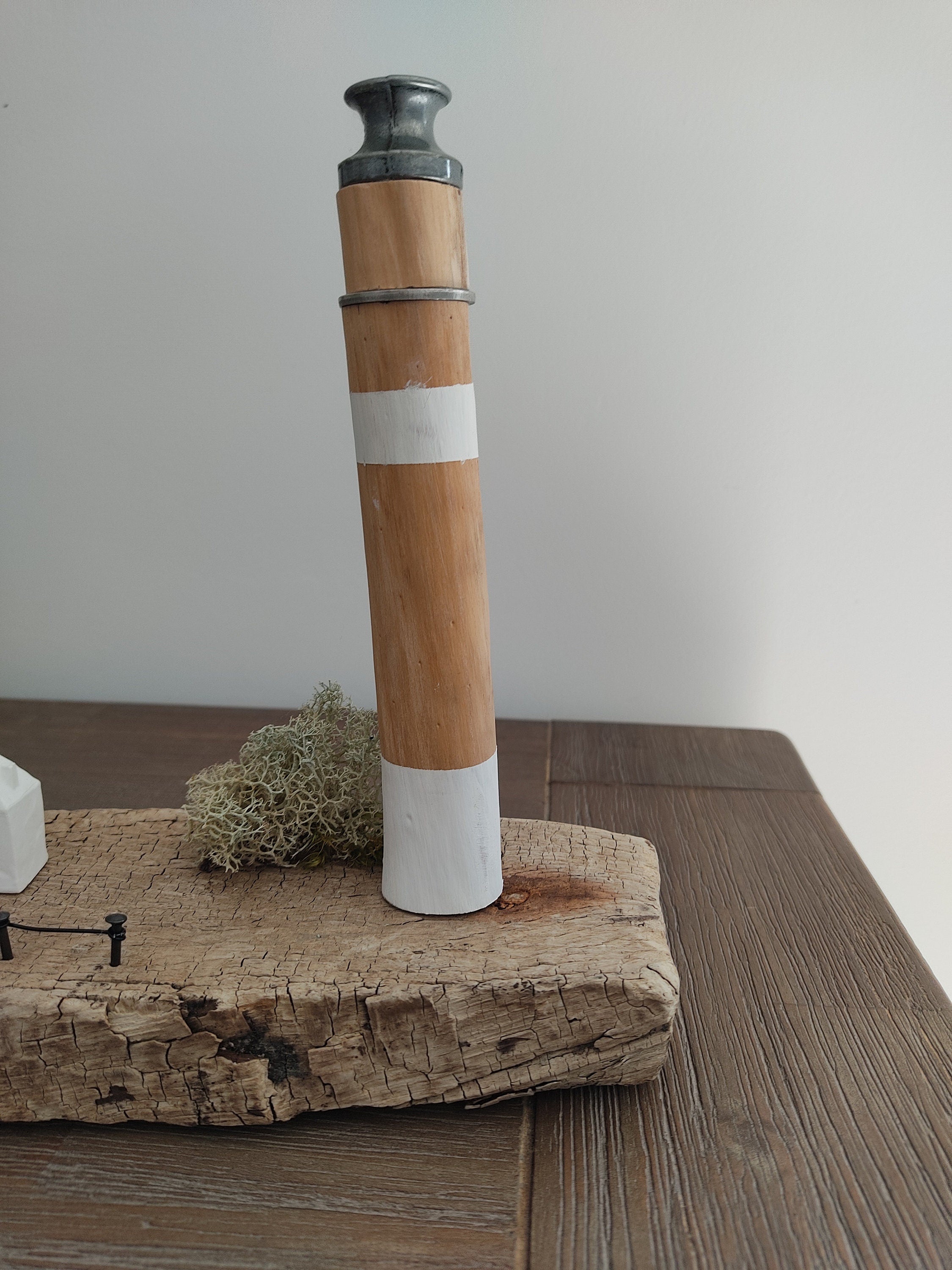 Phare et petit port en bois flotté
