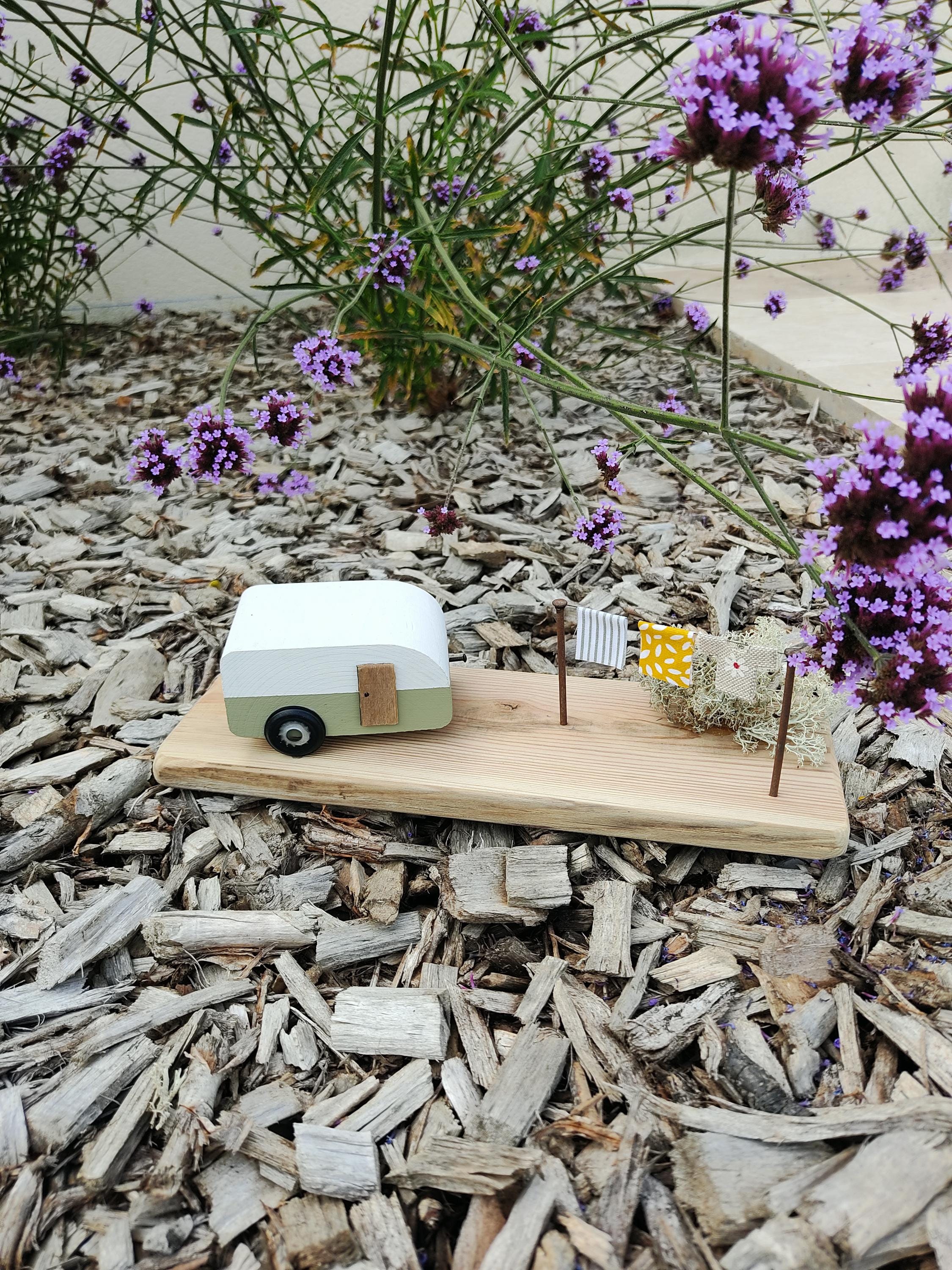 Scène de camping, caravane