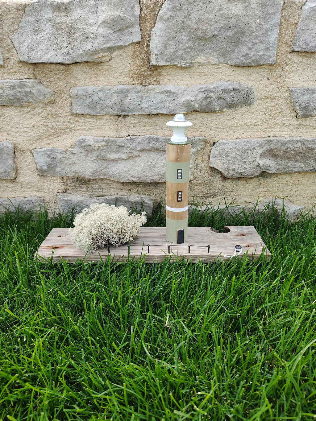 Phare en bois flotté couleur sauge