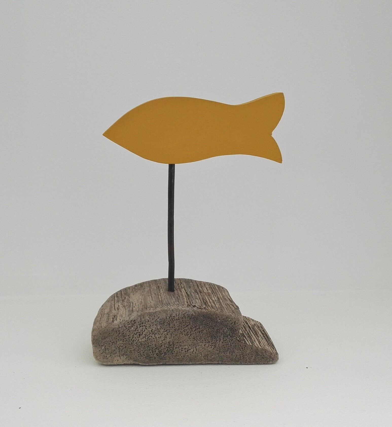 Poisson jaune sur socle en bois flotté