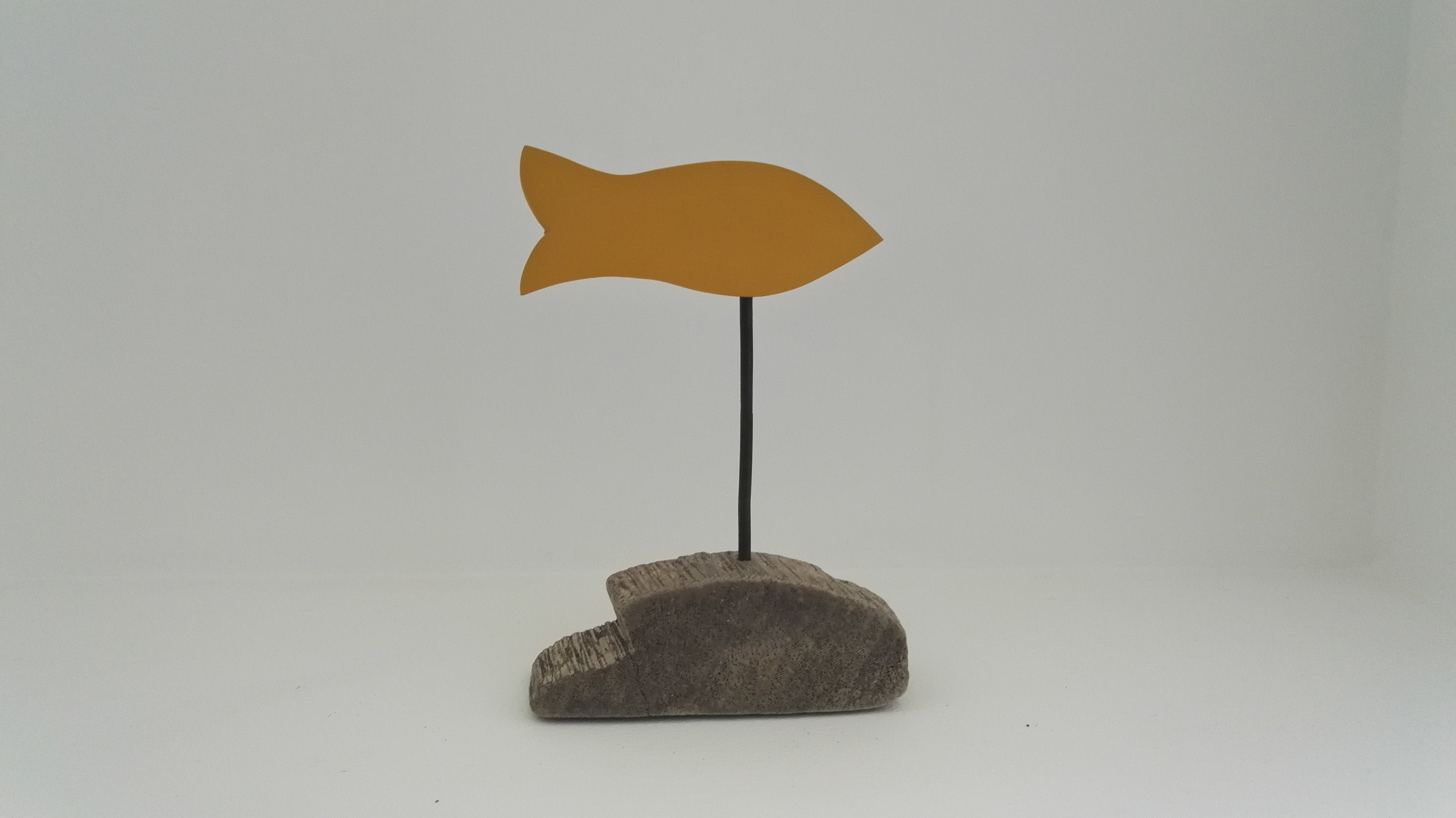 Poisson jaune sur socle en bois flotté