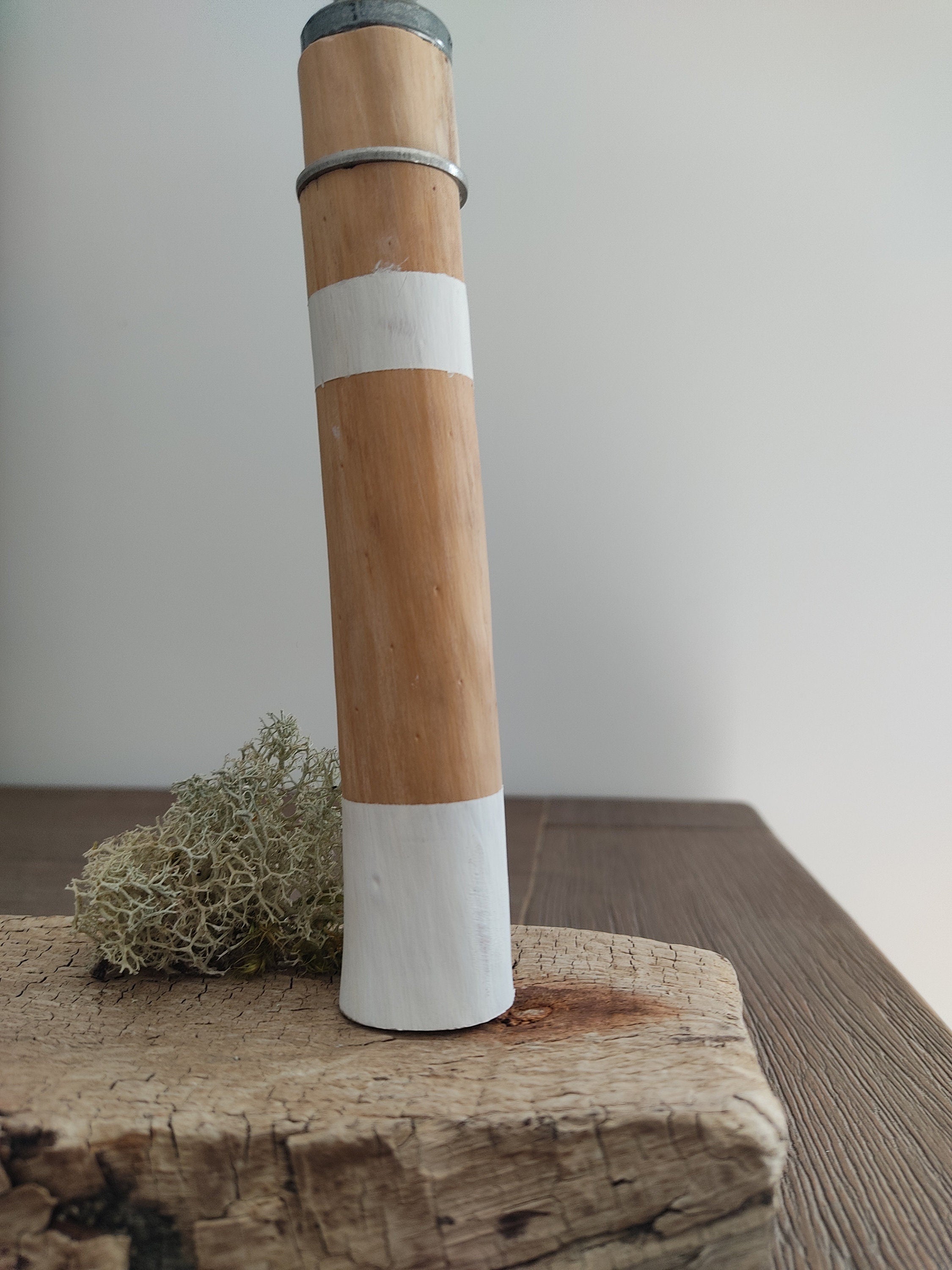 Phare et petit port en bois flotté