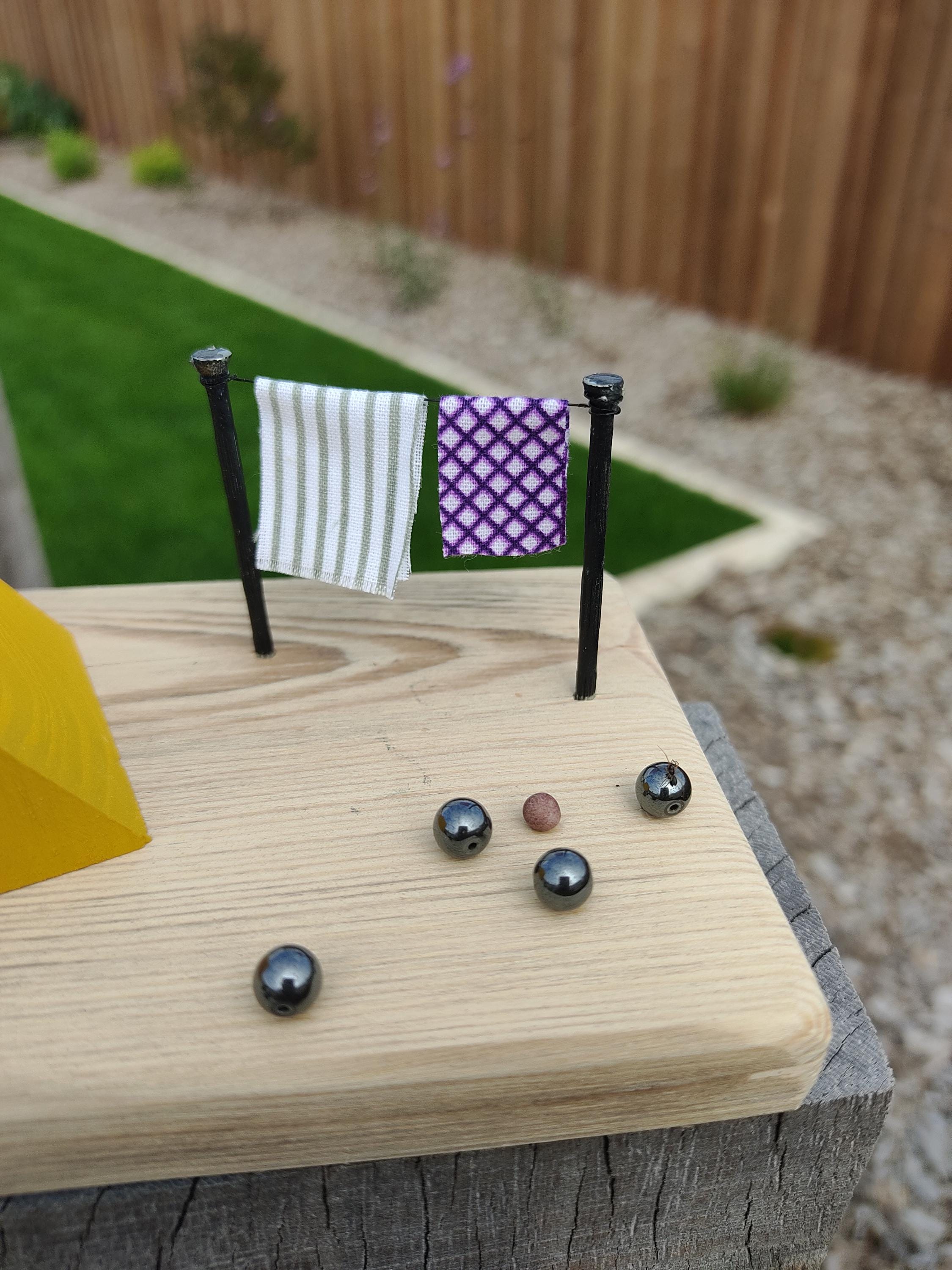 Scène de camping avec tente et jeu de pétanque