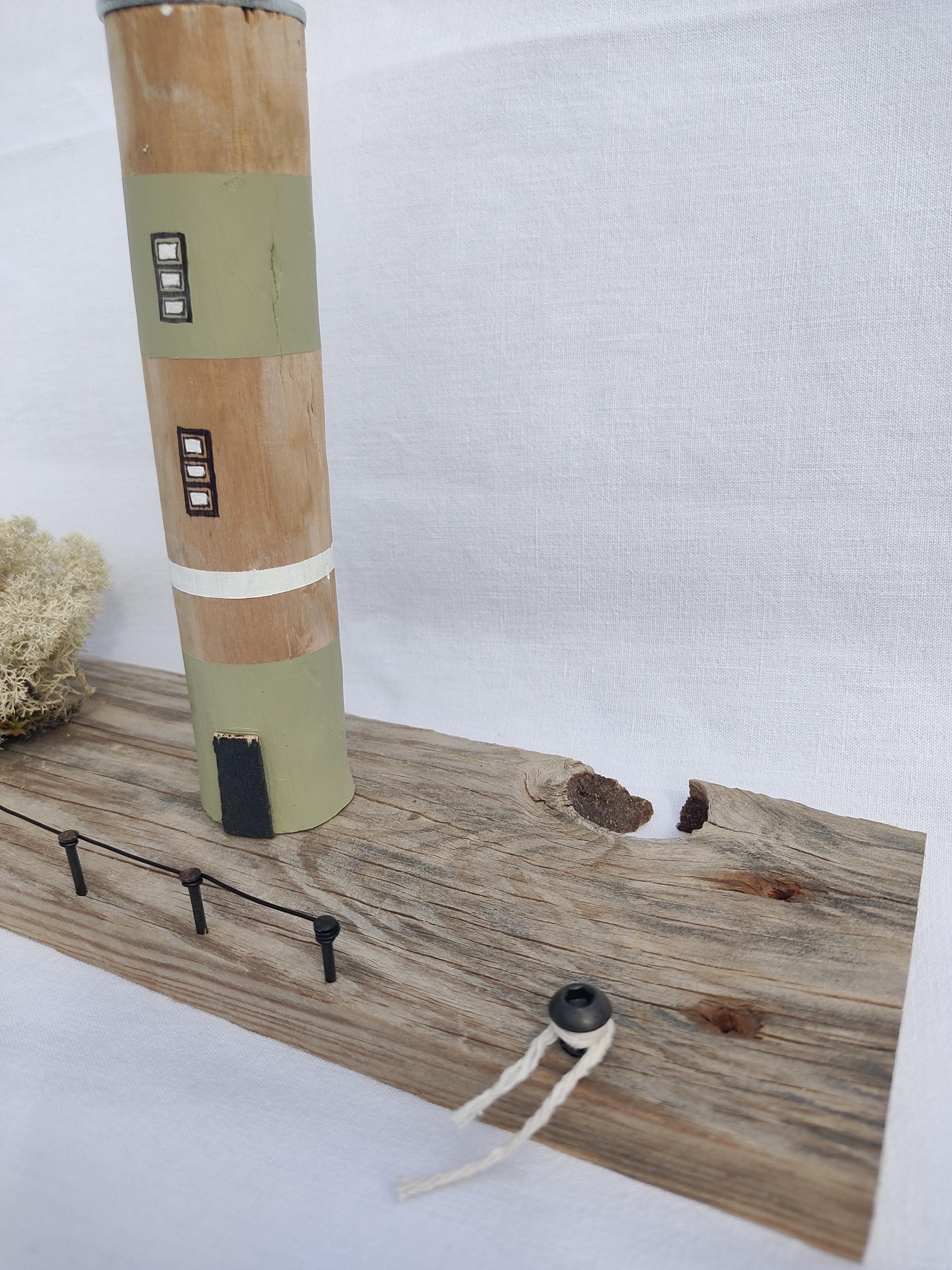 Phare en bois flotté couleur sauge