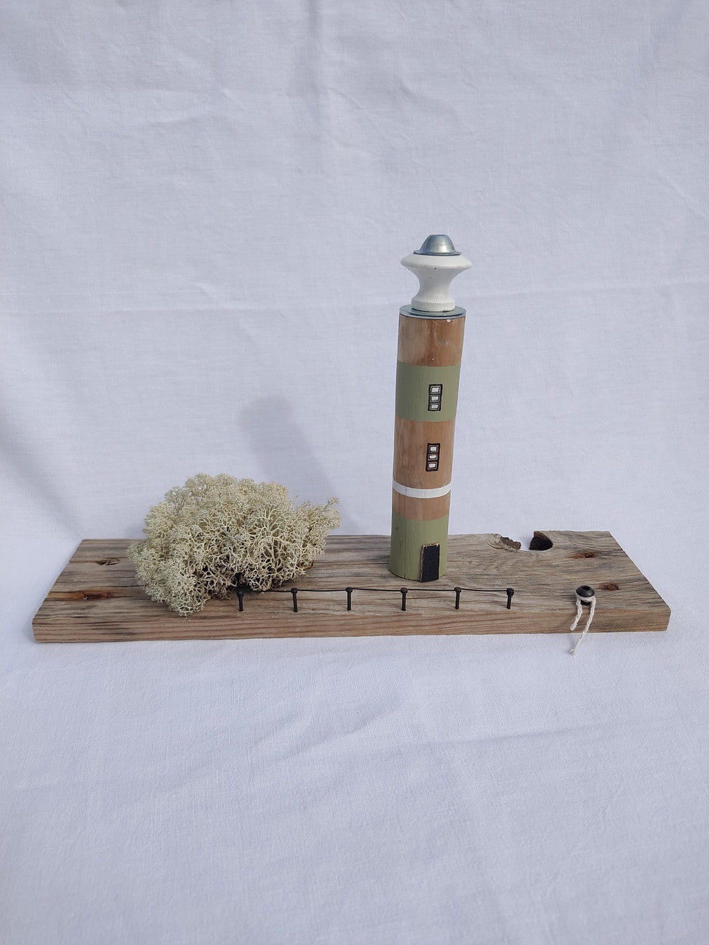 Phare en bois flotté couleur sauge